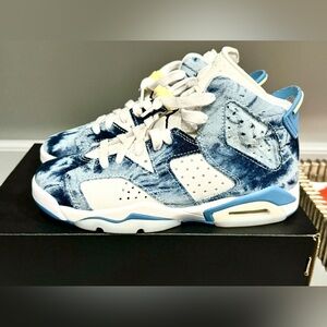New in Box Air Jordan 6 Retro 'Washed Denim 2022' Size 4Y